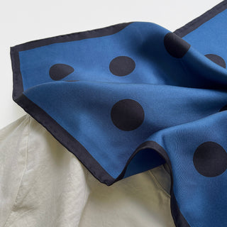 Bandana en soie imprimé à pois noirs classique | Foulard en soie | Foulard en soie